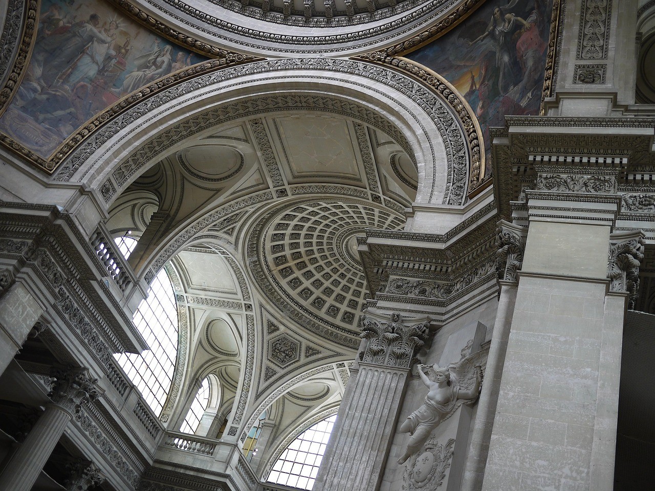 Intérieur de la nef et des voûtes du Panthéon de Paris sous la coupole