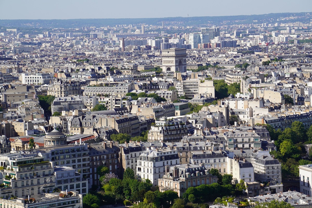 Vue panoramique en plongée sur l'Arc de Triomphe et la place Charles de Gaulle à Paris